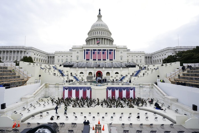 Pelantikan Presiden AS menjadi momen penting yang ditunggu-tunggu warga Amerika hingga dunia. Biasanya dalam situasi normal, pelantikan presiden akan berlangsung meriah dan dihadiri jutaan warga Amerika Serikat yang berkumpul di komplek Gedung Capitol, Washington DC.