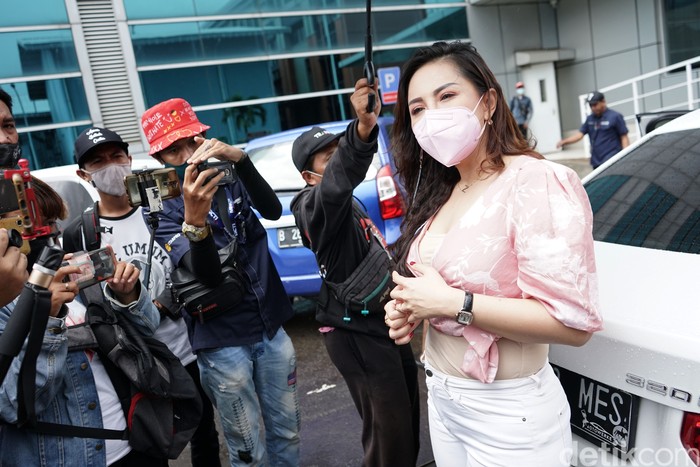 Nabilla Gomes tengah berbahagia karena baru-baru ini menggelar lamaran. Hari ini, Rabu (20/1/2021), Nabilla Gomes main-main ke Trans TV.