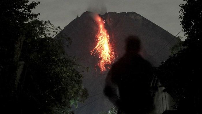 AKTIVITAS GUNUNG MERAPI Guguran lava dari puncak Gunung Merapi terlihat dari Turi, Sleman, D.I Yogyakarta, Rabu (20/1/2021). Balai Penyelidikan dan Pengembangan Teknologi Kebencanaan Geologi (BPPTKG) mencatat pada periode pengamatan Senin (20/1) pukul 00.00-06.00 WIB telah terjadi tiga kali awan panas guguran Gunung Merapi dengan jarak luncur maksimal 1.200 meter dan teramati 47 kali guguran lava pijar. ANTARA FOTO/Hendra Nurdiyansyah/foc.