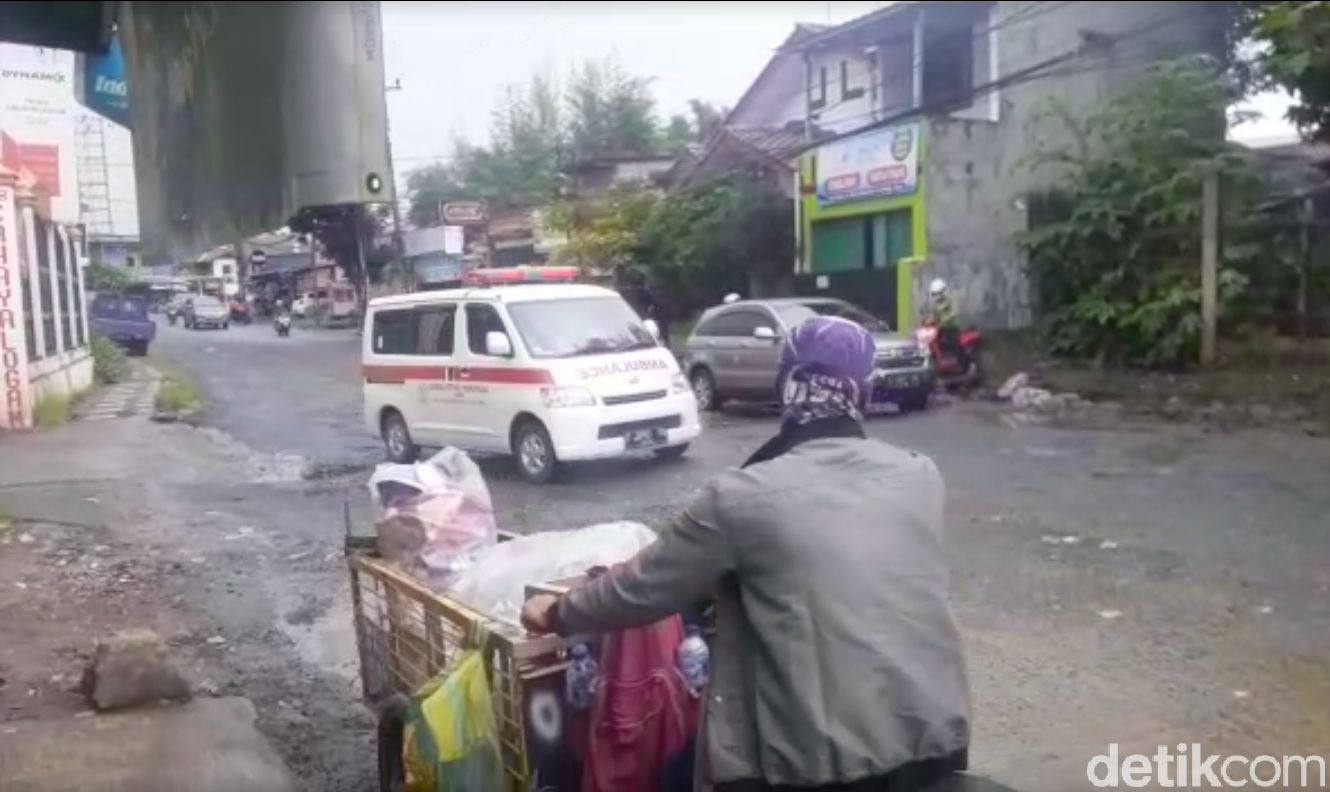 Ambulans zig-zag di Jl Raya Cikaret, Kabupaten Bogor. (Afzal NI/detikcom)