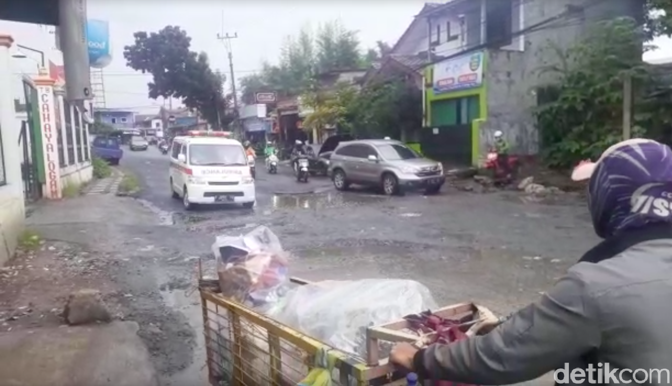 Ambulans zig-zag di Jl Raya Cikaret, Kabupaten Bogor. (Afzal NI/detikcom)