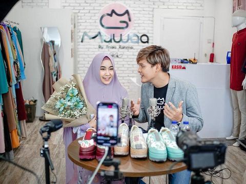 Anisa Rahma Adi merilis sepatu syar'i