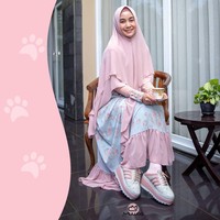 Mantan personel girl band Cherry Belle, Anisa Rahma baru-baru ini mengeluarkan sepatu syari ini, juga yang menjual dengan satu set busana dan khimar, harganya Rp 1.450.000. Dan juga ada series satu set gamis, khimar bahan Babydoll dan sepatu sedang diskon dari harga Rp 2.075.000 menjadi Rp 1.850.000. Foto: Instagram @anisarahma_12.
