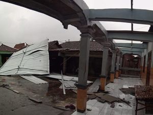 Pohon Tumbang-Atap Rumah di Sukoharjo Rusak Diterjang Hujan dan Angin