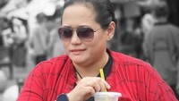 Menikmati suasana di Malioboro, wanita yang diberitakan menikah dengan ular ini pilih menyedot segarnya es cendol dawet. Menurutnya inilah kebahagiaan sederhananya. Foto: Instagram mbakyou17