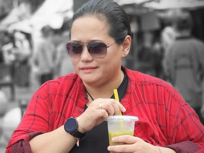 Bahagianya Mbak You Saat Nikmati Gorengan hingga Es Cendol