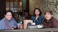 Santai sebentar di sore hari sebelum bekerja, Mbak You dan teman-temannya asyik nongkrong di kafe. Tentu saja Mbak You pesan minum menyegarkan! Foto: Instagram mbakyou17