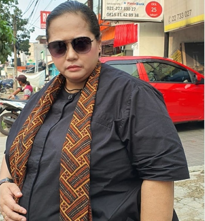 Bahagianya Mbak You Saat Nikmati Gorengan hingga Es Cendol Bahagianya Mbak You Saat Nikmati Gorengan hingga Es Cendol