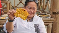 Kumpul bareng keluarganya di Yogyakarta, Mbak You habiskan waktu dengan makan bersama. Ia pun pose memegang bakwan. Foto: Instagram mbakyou17