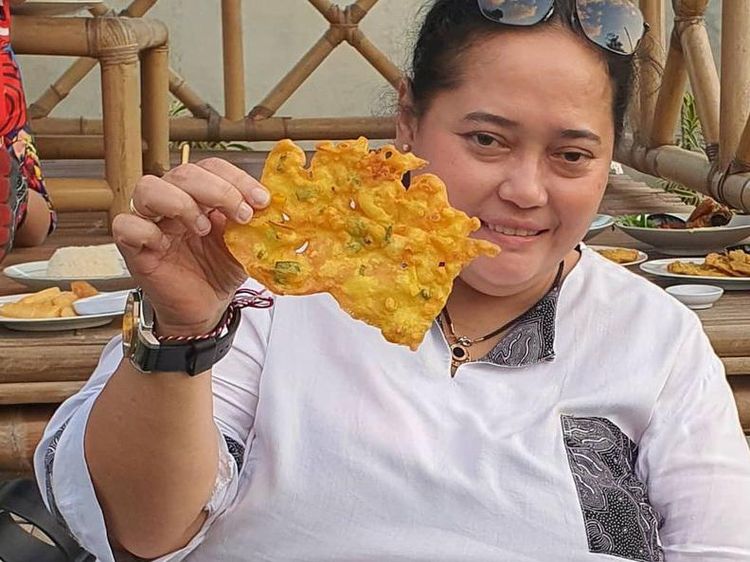 Bahagianya Mbak You Saat Nikmati Gorengan hingga Es Cendol