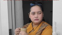 Pose memegang segelas minuman hangat, wanita yang melabeli dirinya paranormal kejawen ini memberi kata-kata motivasi dan doa untuk para followersnya. Foto: Instagram mbakyou17