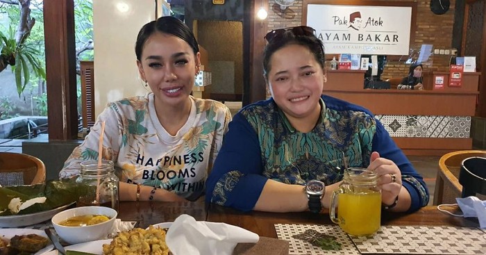 Bahagianya Mbak You Saat Nikmati Gorengan hingga Es Cendol