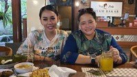 Belum lama ini Mbak You mengeluarkan ramalan Jokowi bakal lengser tahun 2021. Hal ini membuatnya terancam dilaporkan ke polisi oleh Ketua Umum Cyber Indonesia Muannas Alaidid.  Foto: Instagram mbakyou17