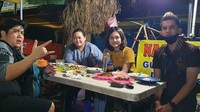 Wanita kelahiran Salatiga ini sedang asyik menikmati gultik alias gulai tikungan di kawasan Blok M. “Perjalanan malam kita menikmati dan mensyukuri hidup,” tulisnya. Foto: Instagram mbakyou17