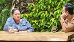 Bahagianya Mbak You Saat Nikmati Gorengan hingga Es Cendol