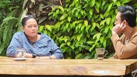 Tak jarang, Mbak You berkolaborasi dengan artis tanah air untuk membuat konten YouTube. Seperti ketika ia asyik ngobrol sambil minum bareng Denny Sumargo ini. Foto: Instagram mbakyou17