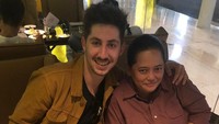 Ini senyum bahagia Mbak you saat diberi surprise oleh teman prianya. Mereka makan di hotel bintang 5 di Jakarta. Foto: Instagram mbakyou17