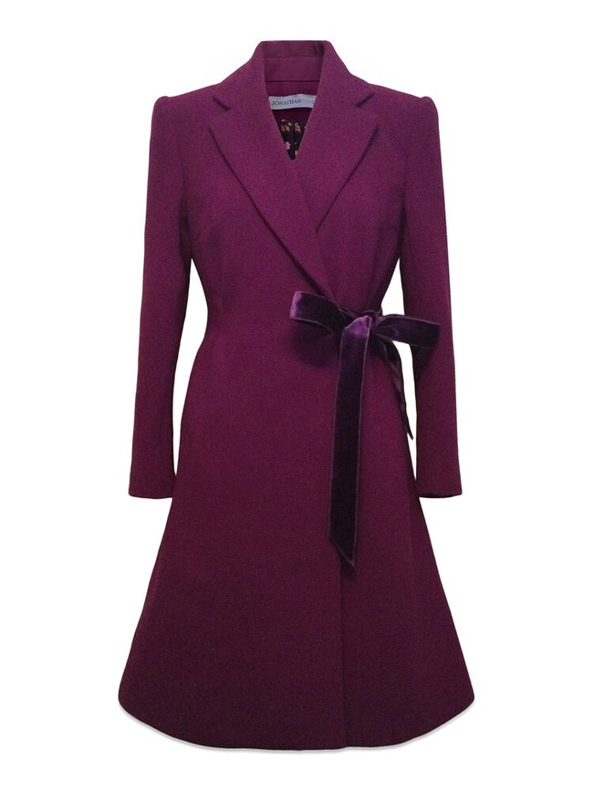 Di situs sang desainer, busana yang dipakai Jill baru tersedia untuk pre-order. Terusan dijual seharga US$ 2.295 atau Rp 32 juta. Sementara coat berbahan wol itu dibanderol senilai US$ 3.895 atau Rp 54 juta. (Foto: Dok. Jonathan Cohen)