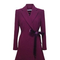 Di situs sang desainer, busana yang dipakai Jill baru tersedia untuk pre-order. Terusan dijual seharga US$ 2.295 atau Rp 32 juta. Sementara coat berbahan wol itu dibanderol senilai US$ 3.895 atau Rp 54 juta. (Foto: Dok. Jonathan Cohen)