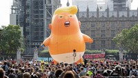 Balon raksasa Trump dengan wajah lagi merengek di kota London, Inggris melanglang buana dari Prancis, Argentina, Irladia sampai ke Amerika Serikat.  Foto: DW (News)