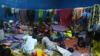 Warga menjadikan gedung serba guna sebagai tempat pengungsian.