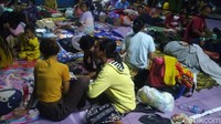 Warga mengungsi ke beberapa titik pengungsian.