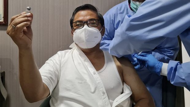 Bertempat di RSPAD Gatot Subroto, Jakarta telah melaksanakan vaksinasi Covid-19 yang pertama. Kegiatan dilakukan bersama an dengan Mendagri Bpk Tito Karnivan dan Menteri Desa/PDTT Bpk Halim Iskandar. (Dok: @alue_dohong)