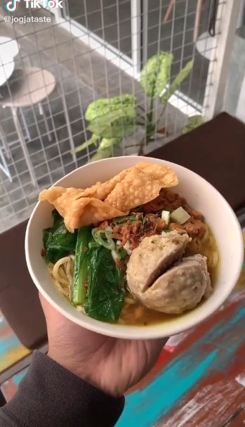 Bule Jualan Mie Ayam di Yogyakarta