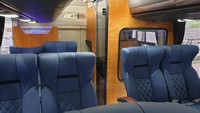 Kesan mewah di bus ini tak hanya tampak dari kursinya, melainkan juga dari lantai bawahnya yang menggunakan panel kayu. Panel kayu juga disematkan untuk dinding toilet dan dinding penyekat ruang kemudi dengan ruang penumpang. Foto: Laksana