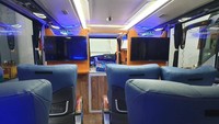 Soal fasilitas, bus tingkat Sukun ini memiliki dua layar TV untuk penumpang bawah, dua toilet, dan smooking area di dek atas. Foto: Laksana
