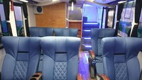 Konfigurasi jok di lantai satu menggunakan 6 kursi super nyaman buatan Hai Rimba Kencana. Kursi-kursi itu dilengkapi arm rest dan juga cup holder untuk tempat menaruh minuman. Sementara bagian lantai atas memiliki jumlah kursi 34, dengan konfigurasi 2-2. Foto: Laksana