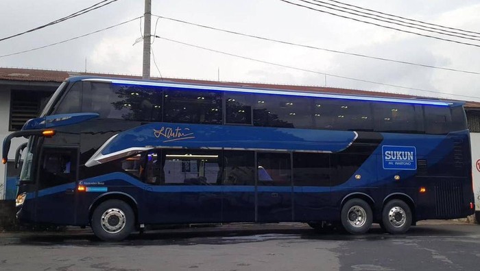 Bus tingkat pabrik rokok Sukun buatan karoseri Laksana