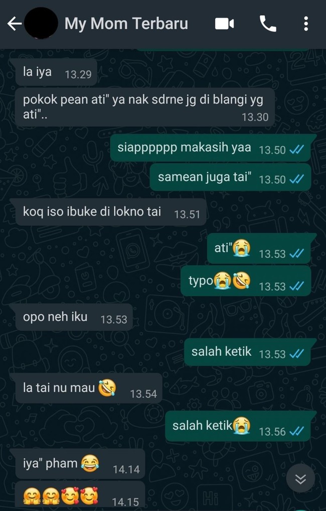 Maksud hati mau mengingatkan sang ibu supaya hati-hati, eh malah typo. Bikin ibunya jadi terkejut deh bacanya. Foto: Twitter.com/fajrinhidup