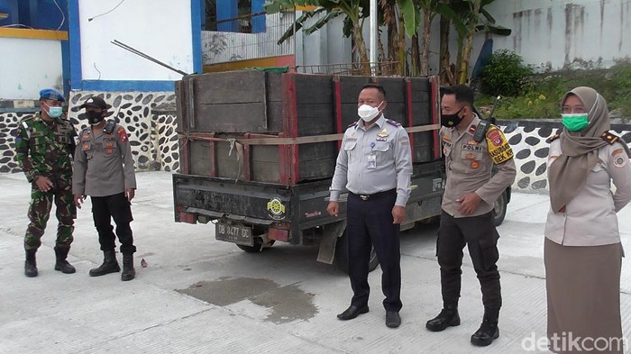 Daging anjing asal Sulteng yang tiba di Gorontalo dikembalikan (Ajis/detikcom).