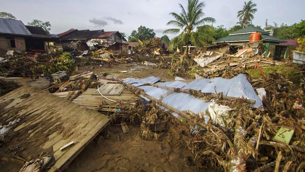 Sejumlah perabot rumah tangga berserakan di tanah akibat banjir bandang di Desa Alat, Kecamatan Hantakan,Kabupaten Hulu Sungai Tengah, Kalimantan Selatan, Rabu (20/1/2021). Berdasarkan data bencana alam banjir Badan Penanggulangan Bencana Daerah (BPBD) Kabupaten Hulu Sungai Tengah pada Selasa (18/1/2021) sebanyak 57.624 jiwa terdampak banjir serta sembilan warga dinyatakan meninggal dunia dan enam lainnya hilang. ANTARA FOTO/Bayu Pratama S/foc.