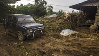 Sebuah mobil rusak akibat banjir bandang di Desa Alat.