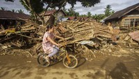 Sebanyak 57.624 jiwa terdampak banjir serta sembilan warga dinyatakan meninggal dunia dan enam lainnya hilang.