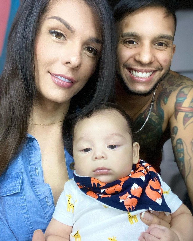 Meski Danna telah melahirkan putranya, namun ia tidak bisa menyusui. Lantaran payudaranya telah diangkat.  Foto: Instagram