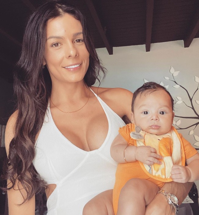 Danna Sultana yang merupakan seorang model menyebut dirinya sebagai trans mom. Dalam keterangan foto di Instagramnya, Danna dan Esteban menyebut bahwa peran mereka keduanya sama-sama menjadi ayah dan ibu. Foto: Instagram