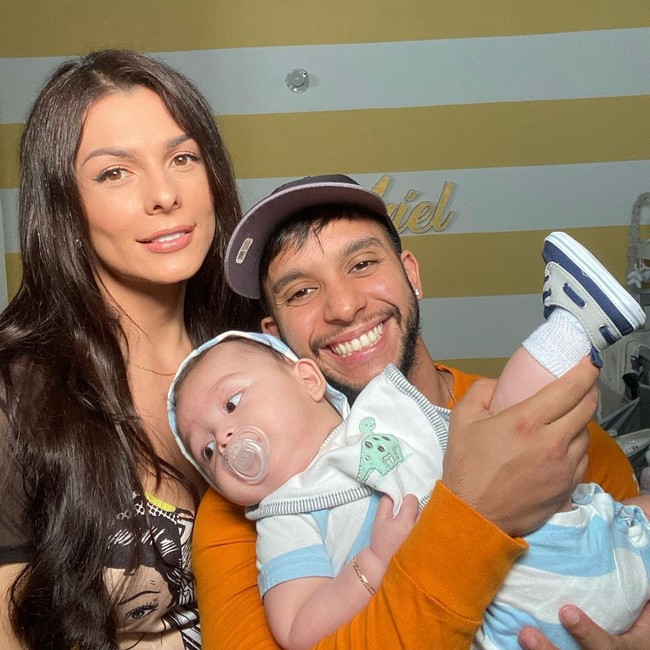 Mereka tadinya ingin mengadopsi anak saja. Namun, punya anak dari darah sendiri menjadi keputusan akhir mereka. Danna mengungkapkan mereka menghentikan segala prosedur pergantian hormon agar bisa punya momongan secara alami dari telur dan sperma masing-masing.  Foto: Instagram