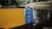 Siang ini, ketinggian air di Sungai Ciliwung adalah 60 centimeter. Namun pagi tadi sempat setinggi 100 centimeter.