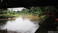 Debit air di Sungai Ciliwung terpantau normal siang ini.