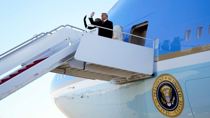 President Donald Trump and first lady Melania Trump board Air Force One at Andrews Air Force Base, Md., Wednesday, Jan. 20, 2021.(AP Photo/Manuel Balce Ceneta)