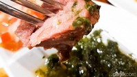 Daging-daging BBQ ini bisa dinikmati bersama aneka saus cocolan. Ada BBQ, Chimichurri, hingga salsa sauce yang segar. Foto: detikFood