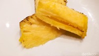 Kamu bisa menikmati hidangan penutup berupa puding dan caramelized pineapple yang manis segar. Foto: detikFood