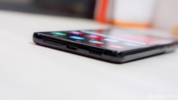Bagian bawah terdapat SIM Card tray dan USB Type C. Foto: Adi Fida Rahman/detikINET