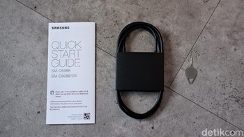 Aksesori yang disertakan buku petunjuk, kabel data dan SIM card injector. Foto: Adi Fida Rahman/detikINET