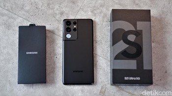 Inilah isi dalam kotak Galaxy S21 Ultra. Lebih simpel karena tanpa charger. Foto: Adi Fida Rahman/detikINET