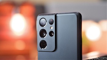 Samsung Galaxy S21 Ultra disebut punya kamera yang multiguna. 4 Kameranya adalah 108MP wide angle, 12MP ultra wide, 10MP 3X zoom dan 10MP 10x zoom. Juga ada kamera selfie 40MP. Banyak kreator konten membuat film pakai ini. Foto: Adi Fida Rahman/detikINET