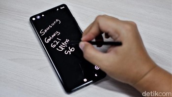 Untuk pertama kalinya Samsung memberikan dukungan S Pen pada Galaxy S series. Foto: Adi Fida Rahman/detikINET